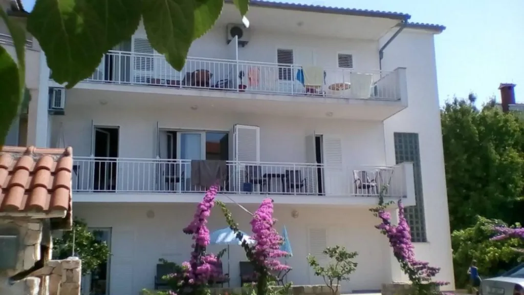 Ivy Garden Beach Apartment 1