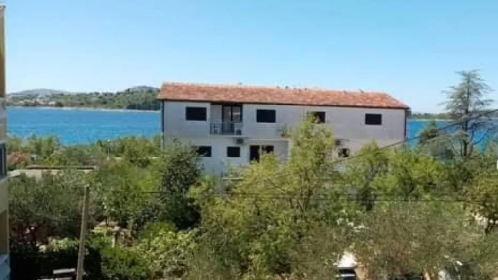 Ivy Garden Beach Apartment 3