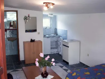 Studio Apartment for 2 in Vir with Terrace