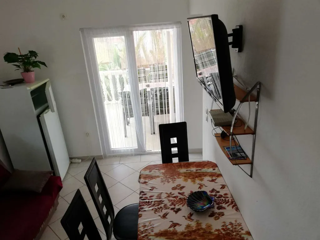 Apartment for 4 Guests near the Beach in Vir