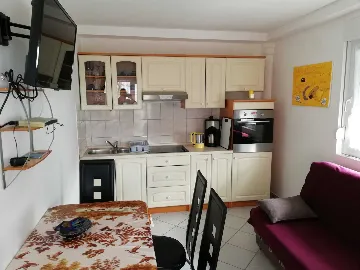 Apartment for 4 Guests near the Beach in Vir