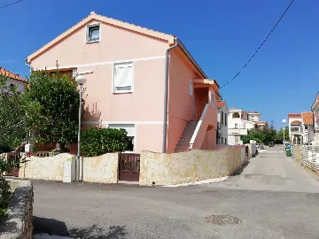 Apartment for 4 Guests near the Beach in Vir