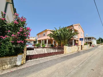 Apartment for 4 Guests near the Beach in Vir