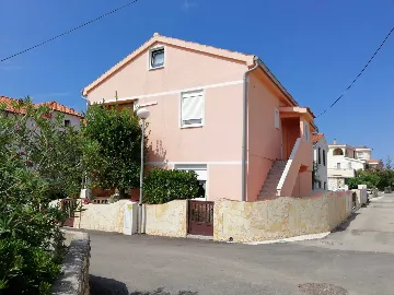 Apartment for 4 Guests near the Beach in Vir