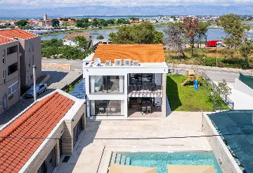 4-Bedroom Villa in Nin with Pool & Spa Zone