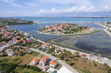 4-Bedroom Villa in Nin with Pool & Spa Zone