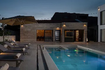 4-Bedroom Villa in Nin with Pool & Spa Zone