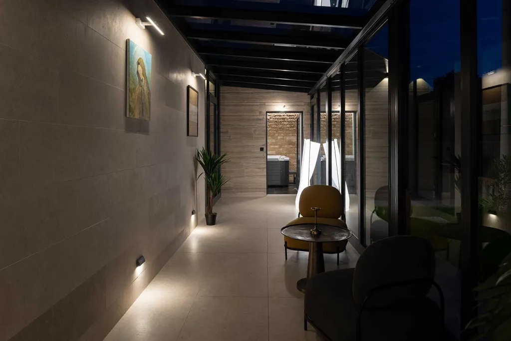 4-Bedroom Villa in Nin with Pool & Spa Zone