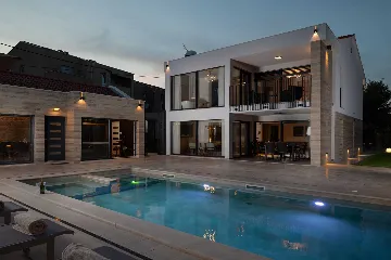 4-Bedroom Villa in Nin with Pool & Spa Zone