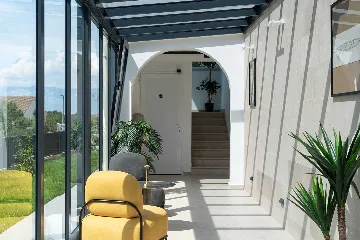 4-Bedroom Villa in Nin with Pool & Spa Zone