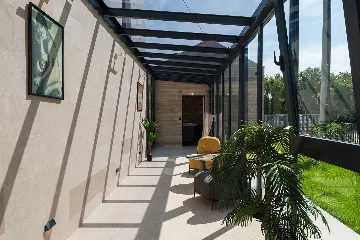 4-Bedroom Villa in Nin with Pool & Spa Zone