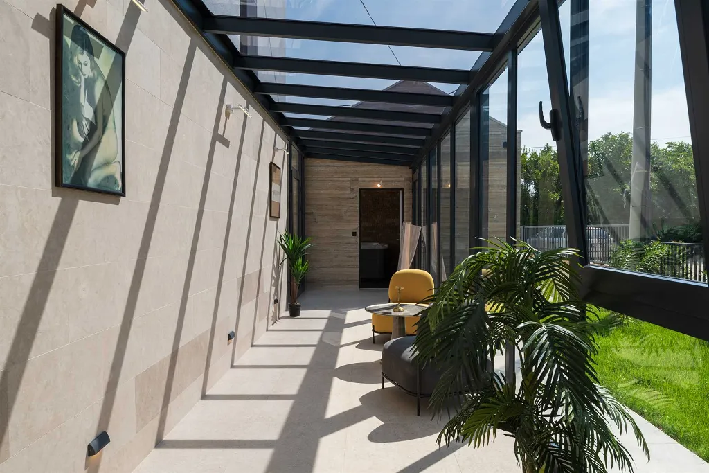 4-Bedroom Villa in Nin with Pool & Spa Zone