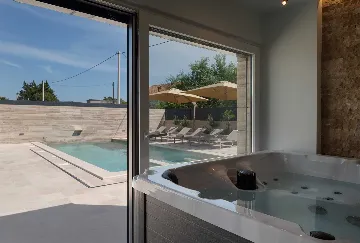 4-Bedroom Villa in Nin with Pool & Spa Zone