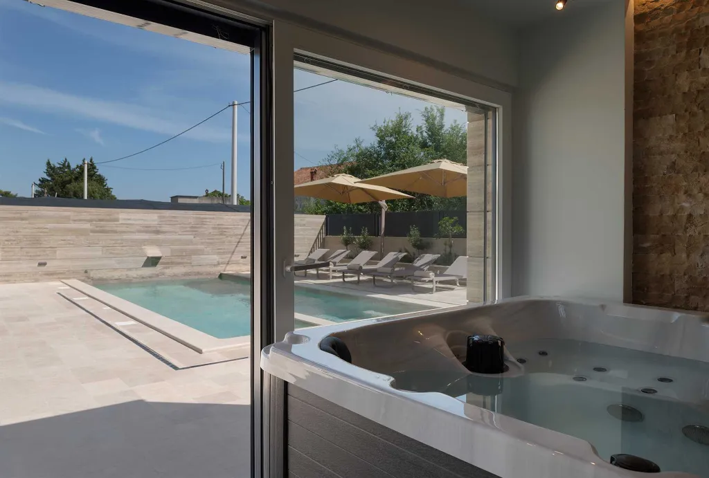 4-Bedroom Villa in Nin with Pool & Spa Zone