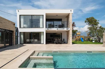 4-Bedroom Villa in Nin with Pool & Spa Zone