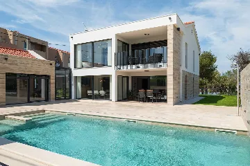 4-Bedroom Villa in Nin with Pool & Spa Zone