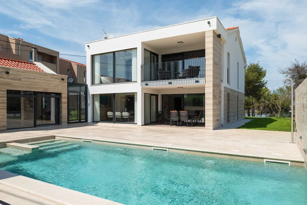 4-Bedroom Villa in Nin with Pool & Spa Zone