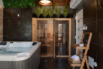 4-Bedroom Villa in Nin with Pool & Spa Zone