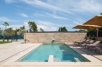 4-Bedroom Villa in Nin with Pool & Spa Zone