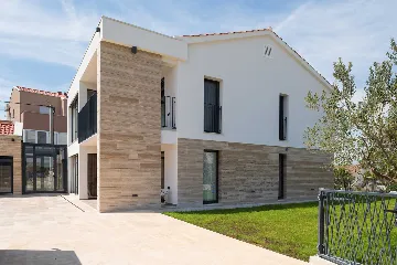 4-Bedroom Villa in Nin with Pool & Spa Zone