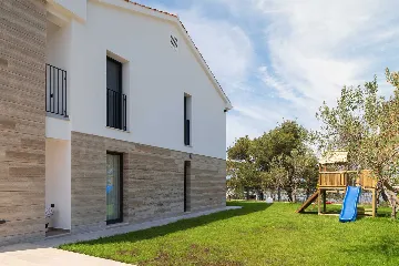 4-Bedroom Villa in Nin with Pool & Spa Zone