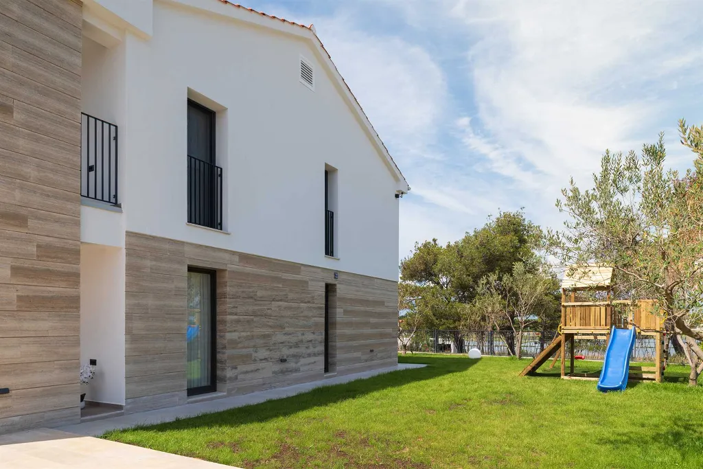 4-Bedroom Villa in Nin with Pool & Spa Zone