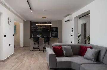 4-Bedroom Villa in Nin with Pool & Spa Zone