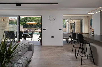 4-Bedroom Villa in Nin with Pool & Spa Zone