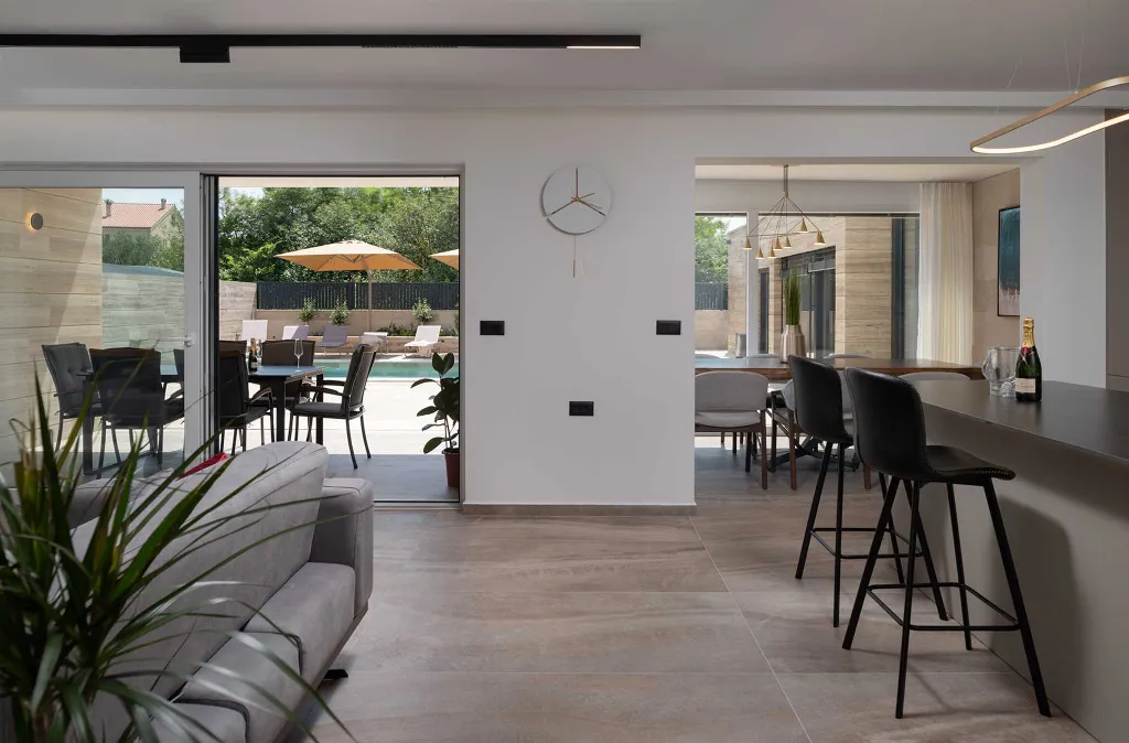4-Bedroom Villa in Nin with Pool & Spa Zone