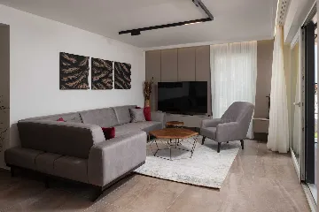 4-Bedroom Villa in Nin with Pool & Spa Zone