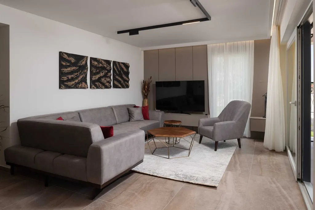 4-Bedroom Villa in Nin with Pool & Spa Zone