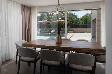 4-Bedroom Villa in Nin with Pool & Spa Zone