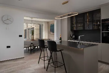 4-Bedroom Villa in Nin with Pool & Spa Zone