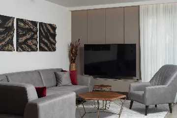 4-Bedroom Villa in Nin with Pool & Spa Zone