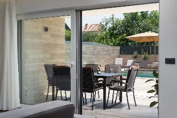 4-Bedroom Villa in Nin with Pool & Spa Zone