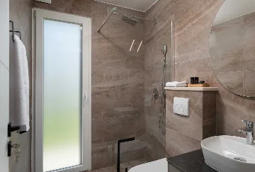 4-Bedroom Villa in Nin with Pool & Spa Zone