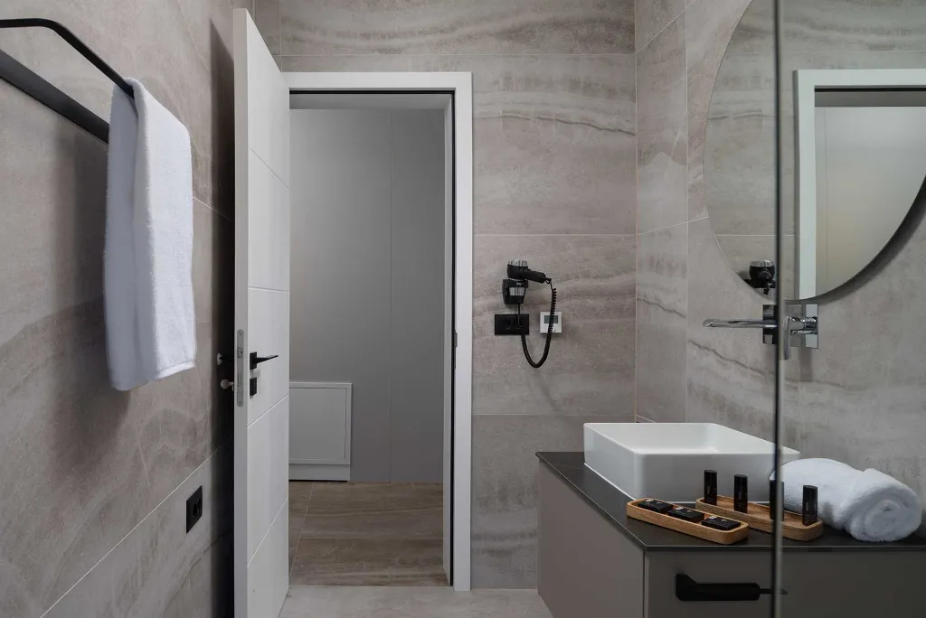 4-Bedroom Villa in Nin with Pool & Spa Zone