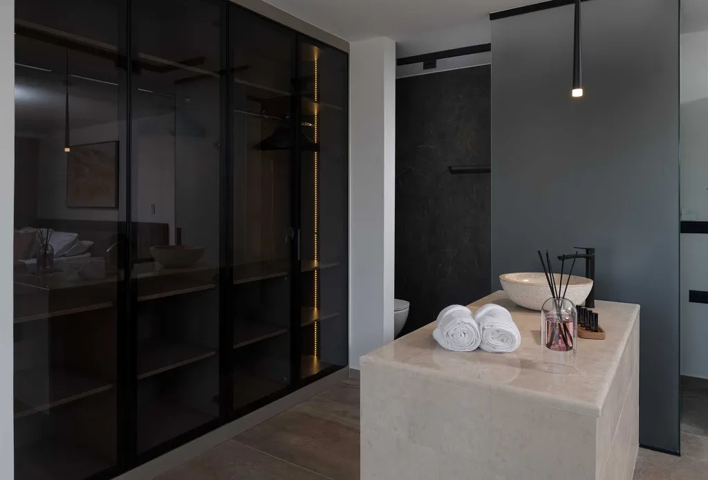 4-Bedroom Villa in Nin with Pool & Spa Zone