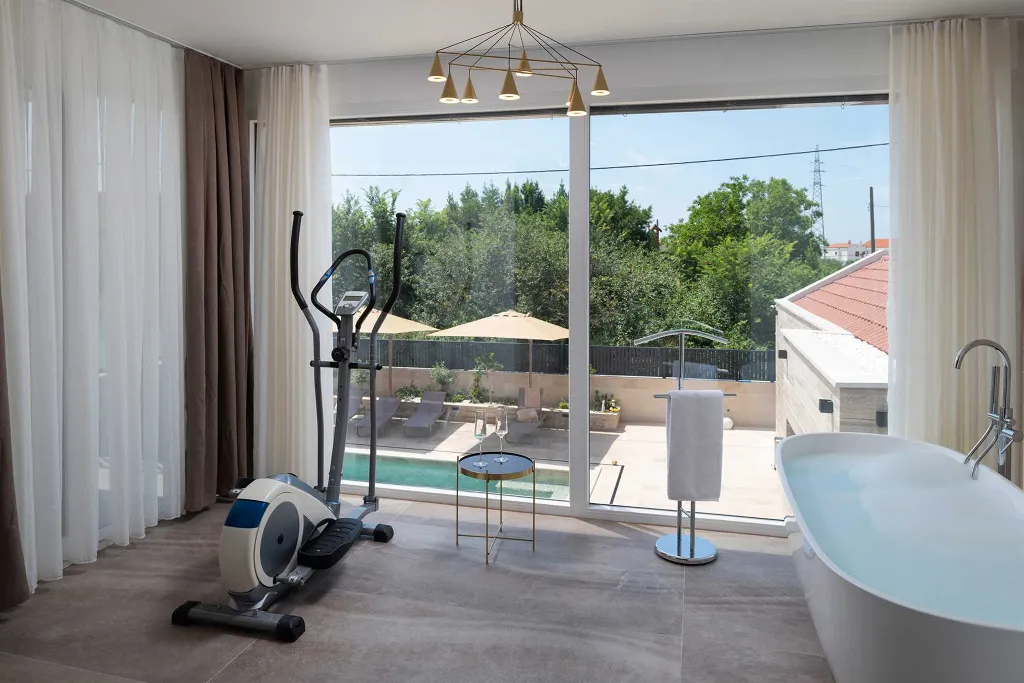 4-Bedroom Villa in Nin with Pool & Spa Zone