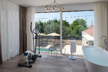4-Bedroom Villa in Nin with Pool & Spa Zone