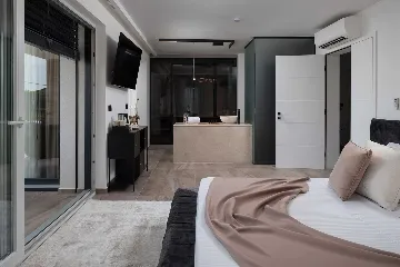 4-Bedroom Villa in Nin with Pool & Spa Zone