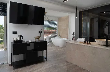 4-Bedroom Villa in Nin with Pool & Spa Zone