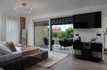 4-Bedroom Villa in Nin with Pool & Spa Zone