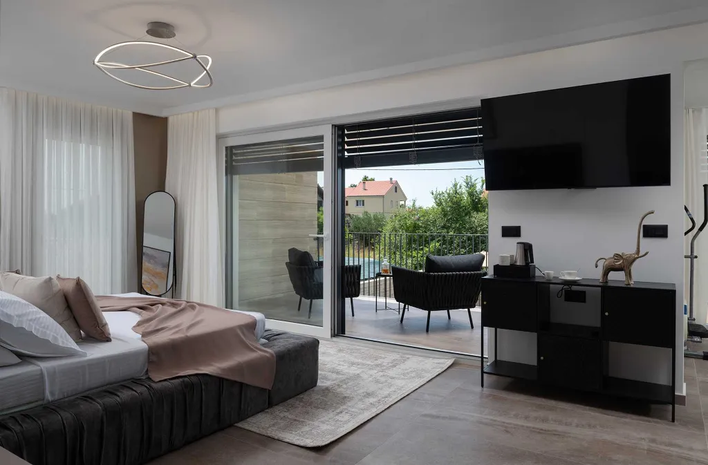 4-Bedroom Villa in Nin with Pool & Spa Zone