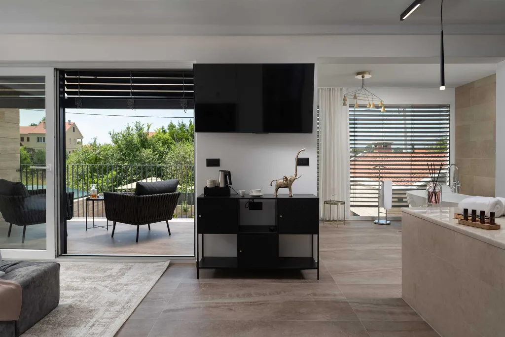 4-Bedroom Villa in Nin with Pool & Spa Zone