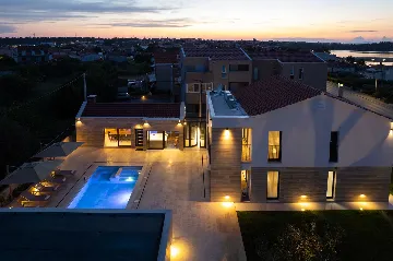 4-Bedroom Villa in Nin with Pool & Spa Zone