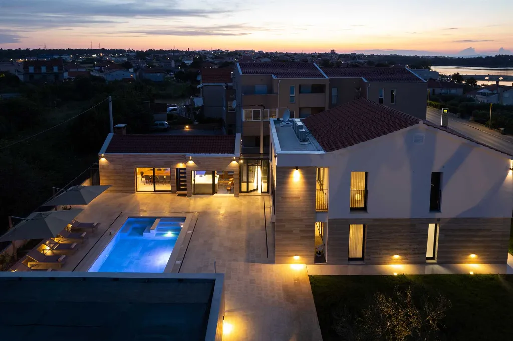 4-Bedroom Villa in Nin with Pool & Spa Zone
