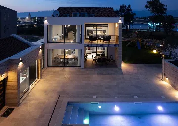 4-Bedroom Villa in Nin with Pool & Spa Zone