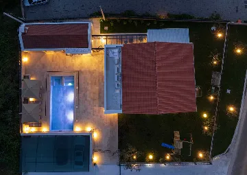 4-Bedroom Villa in Nin with Pool & Spa Zone