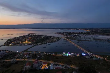 4-Bedroom Villa in Nin with Pool & Spa Zone